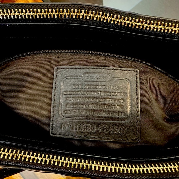 Patent leather glossy Coach shoulder bag - Picture 2 of 5